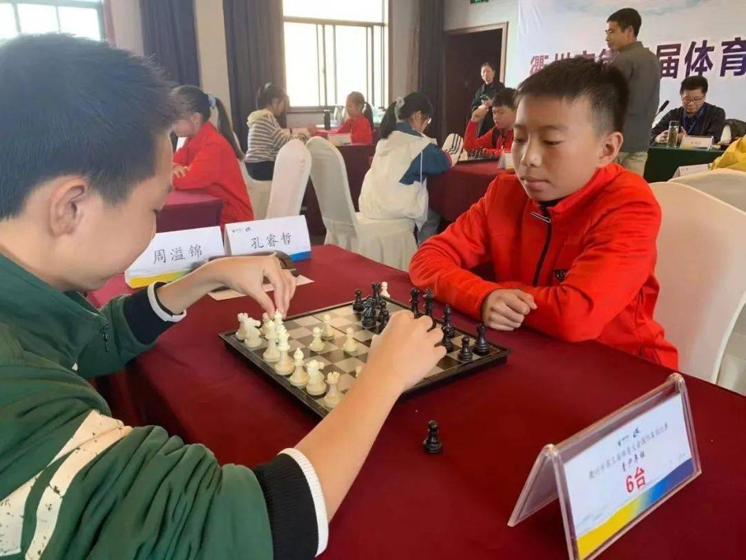 激烈博弈中，球员们斗志昂扬争夺胜利的简单介绍