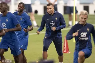  姆巴佩在FPX比赛中出色发挥，比赛局势复杂引发热议！热度持续攀升